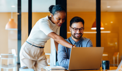 Égalité homme-femme : une femme et un homme travaillant sur un ordinateur