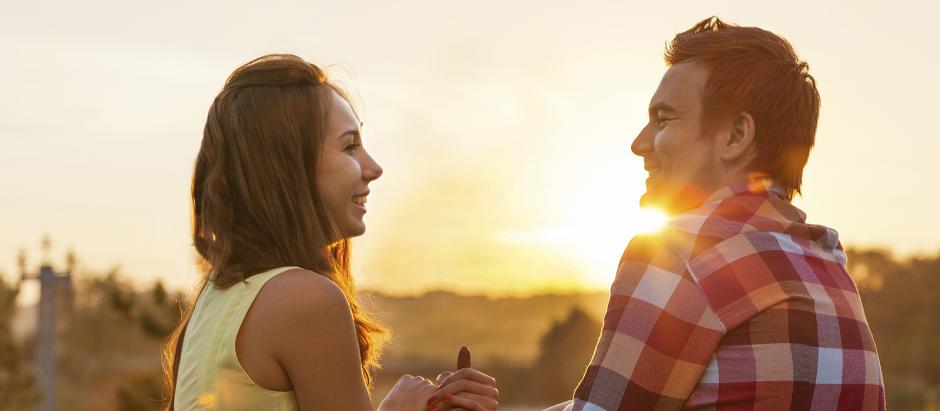 Un couple souriant au coucher du soleil