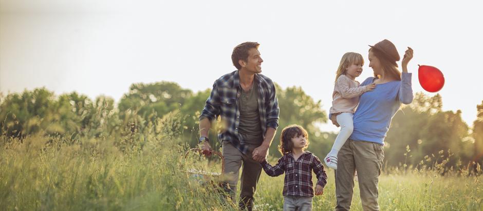 Une famille dans un champ au soleil