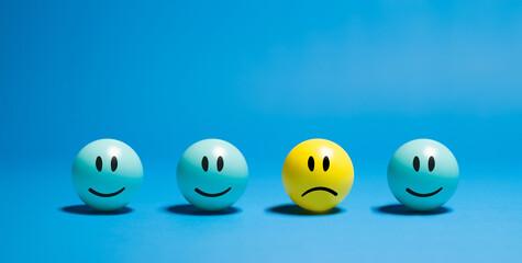 visuel présentant des smileys souriant et un smiley mécontent