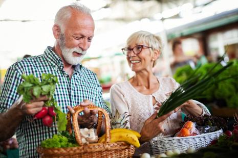 Couple agé avec un panier de fruits et légumes - De la terre à l'assiette