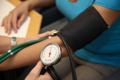 Consultation médicale-prise de la tension artérielle