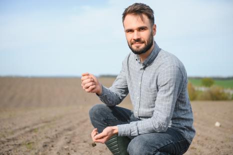 moments santé : jeune homme dans un champ