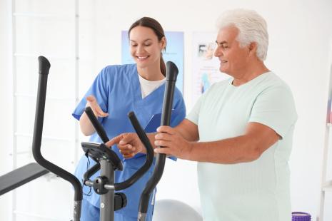 homme test effort 60 ans avec medecin 