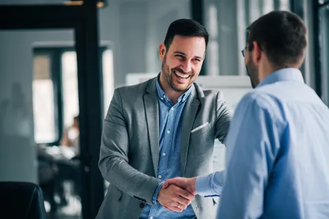 mutuelle : poignée de main entre deux homme