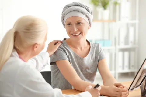 cancer : femme malade discutant avec son médecin