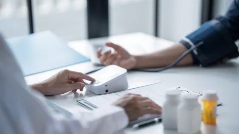 Consultation médicale-prise de la tension artérielle