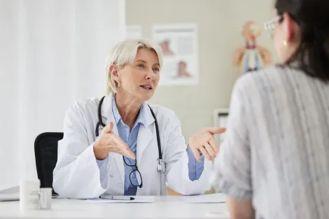 santé : discussion entre un médecin et son patient