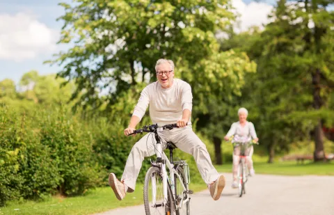 santé des séniors : homme âge sur un vélo 