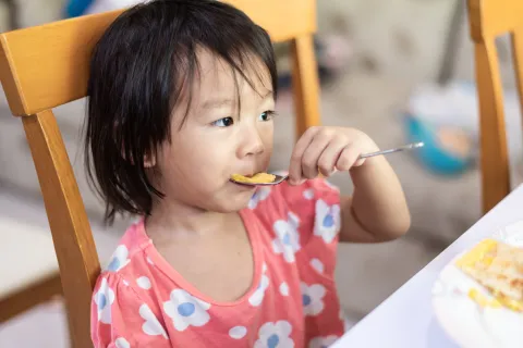 Allergies alimentaires : petite fille mangeant une omelette