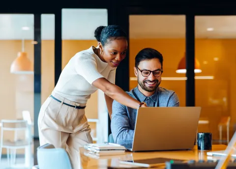 Égalité homme-femme : une femme et un homme travaillant sur un ordinateur