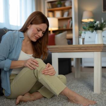 douleur articulaire femme genoux