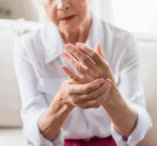 Arthrite de la main : 10 façons naturelles de soulager les ...